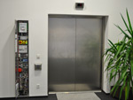 Der grosse Aufzug mit geöffnetem Schaltschrank 